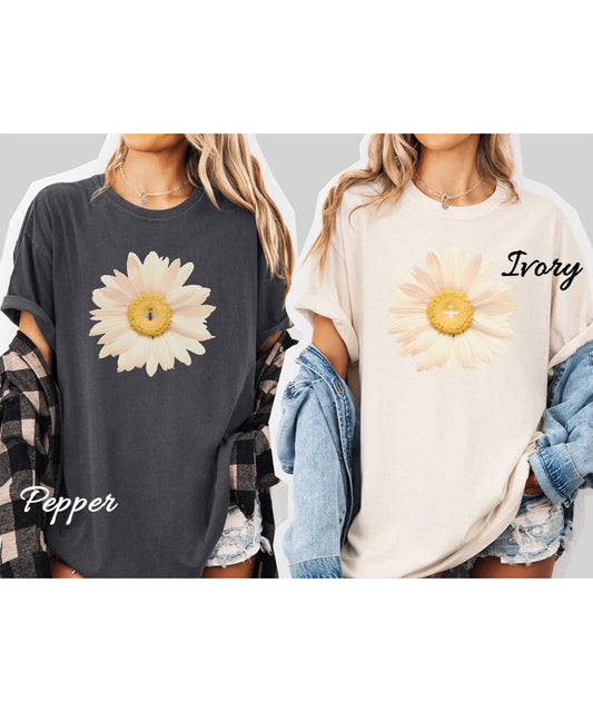 Minimalist Daisy T-Shirt with Queen Bee, Soft Floral Graphic Tee, Cottagecore Aesthetic Shirt, Spring Botanical Unisex Top